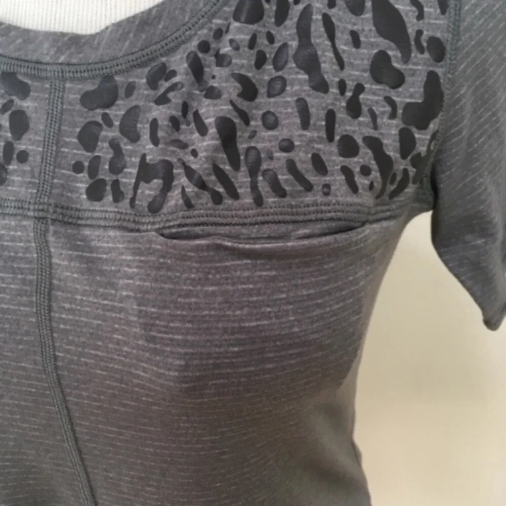 Lululemon Run Away Gray Leopard Animal Print Short Sleeve Top Shirt Women’s Sz 6